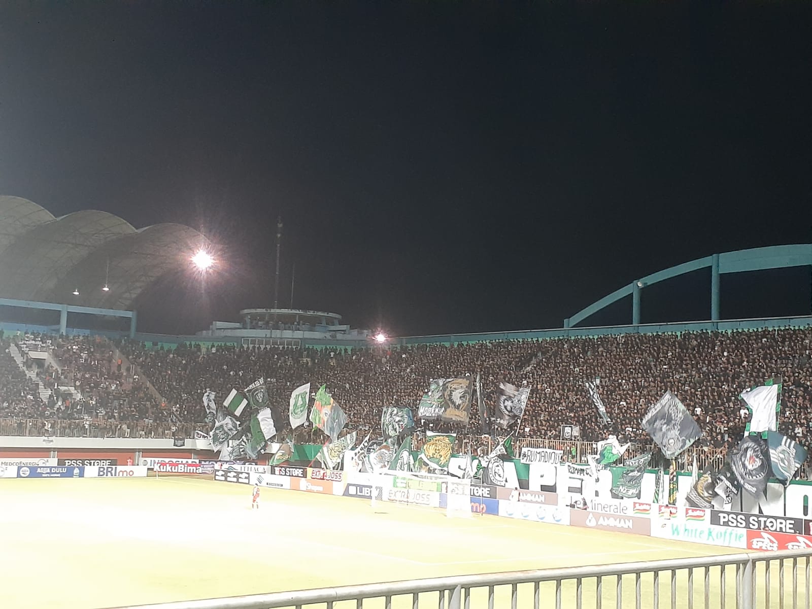 SUPORTER: Suporter PSS ssat berhadapan dengan PSM Makassar dalam lanjutan Liga 1 2023 di Stadion Maguwoharjo pada Minggu (3/9) malam. (Rizky Wahyu/Radar Jogja)