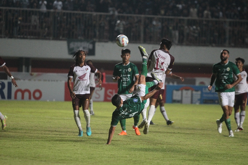SALTO: Pemain PSS Esteban Vizcarra mencetak gol ke gawang PSM Makassar dalam lanjutan Liga 1 di Stadion Maguwoharjo Sleman Minggu (3/9). (Guntur Aga Tirtana/Radar Jogja)