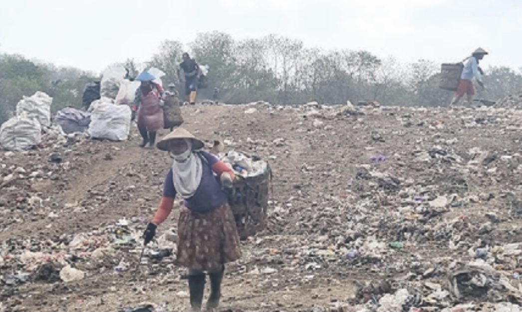 REZEKI DARI SAMPAH: Orang-orang sedang memilah sampah di TPST Piyungan. Mereka menyambut positif menjelang dibukanya kembali TPST Piyungan besok (5/9).Fahmi Fahriza/Radar Jogja