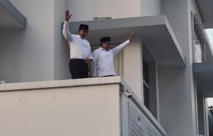 LAMBAIKAN TANGAN: Deklarasi pasangan Anies Baswedan-Cak Imin dalam Pilpres 2024 di Hotel Majapahit, Sabtu (2/9). (Dimas Nur/JawaPos.com)