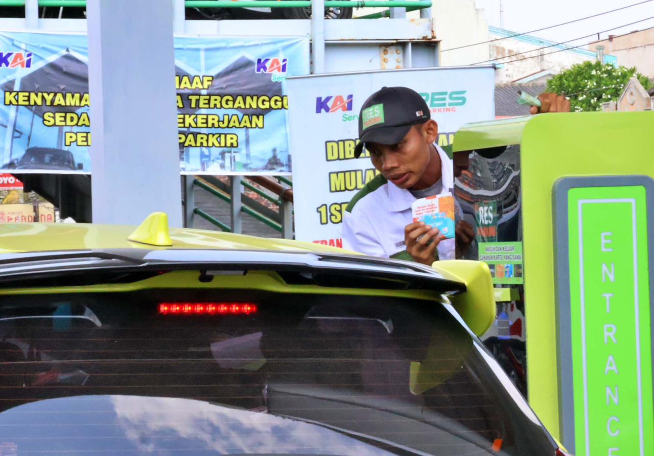 TAK PERLU REPOT: Penumpang dan pengunjung Stasiun Tugu Jogja saat membayar parkir dengan sistem non-tunai yang mulai diterapkan Daop 6 Jogjakarta.DOKUMENTASI DAOP 6 JOGJAKARTA