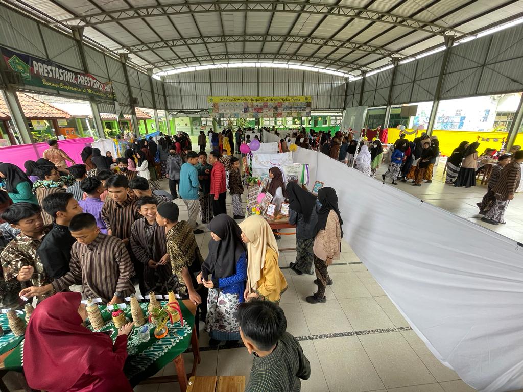 ANTUSIAS: Siswa MTsN 10 Sleman saat mengikuti gelaran karya di lingkungan sekolah. Kegiatan ini memamerkan karta dari sampah yang diolah para siswa.Dokumentasi MTsN 10 Sleman