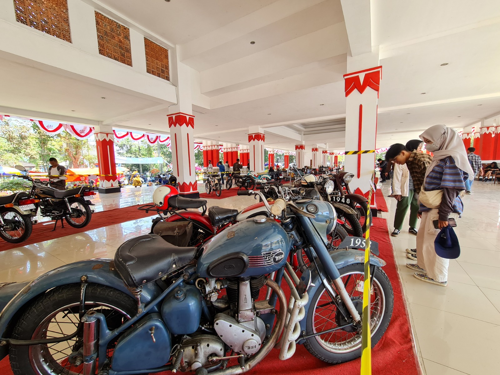 MENARIK: Motor-motor antik dari tahun 1940-an sampai 1970-an berjajar di pendopo Lapangan drh Soepardi, Sawitan, Minggu (3/9).Naila Nihayah/Radar Jogja