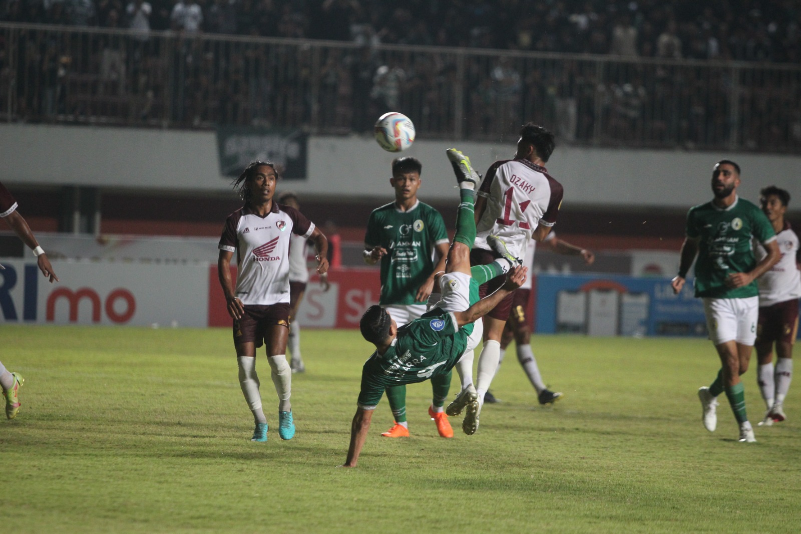 PEMBEDA: Tendangan salto pemain PSS Sleman Esteban Vizcarra berbuah gol penyama kedudukan saat melawan PSM Makassar dalam pertandingan Liga 1, di Maguwoharjo International Stadium (MagIS),