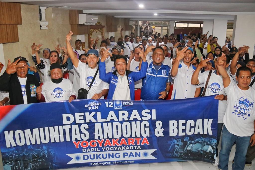 DUKUNG PAN: Ratusan masyarakat yang tergabung dalam komunitas becak dan andong di Jogjakarta, mendeklarasikan dukungan kepada PAN. (ISTIMEWA)