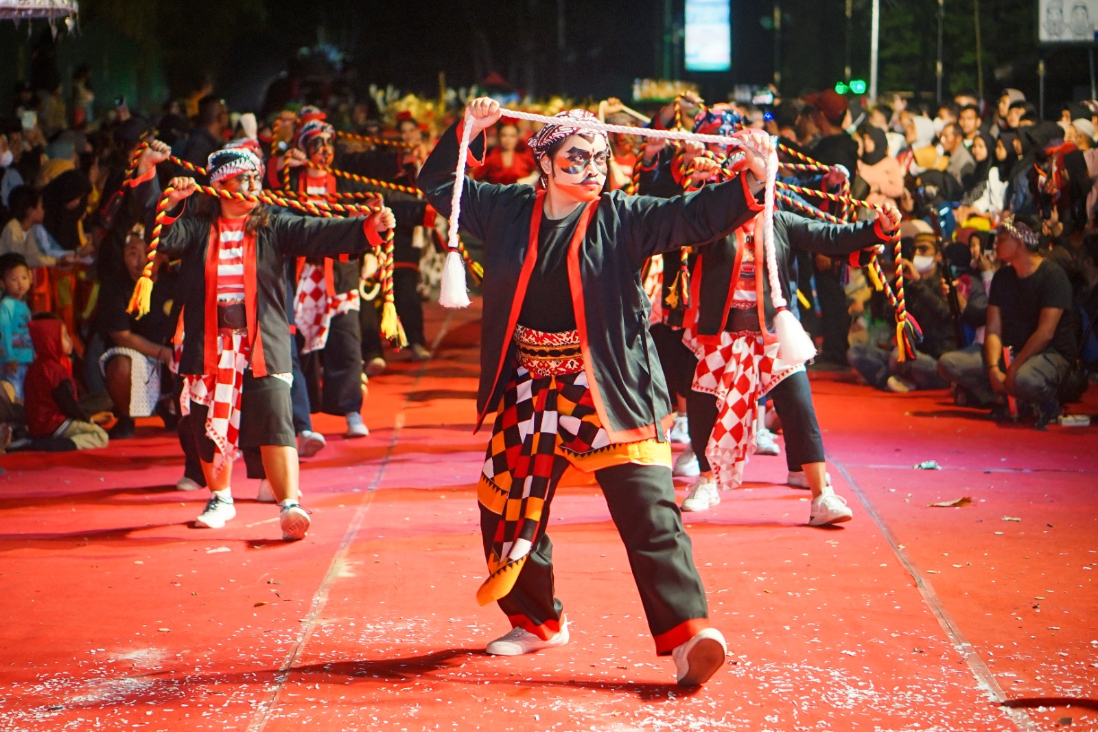 ATRAKTIF: Para peserta menampilkan kesenian hingga potensi masing-masing desa pada gelaran Borobudur Night Carnival, Sabtu malam (2/9/23).Prokompim Setda Kabupaten Magelang