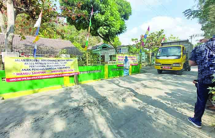 MENGGANGGU: Kondisi jalan di Padukuhan Gendol, Banyuroto, Nanggulan Kulon Progo yang disoal warga dan pihak sekolah kemarin (4/9).&nbsp;