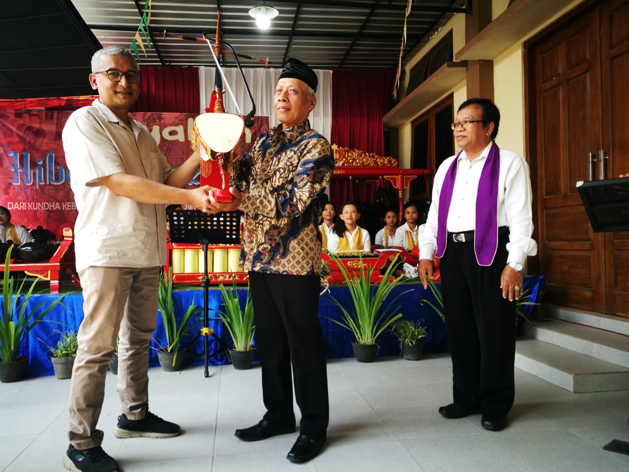 MILIK SENDIRI: Sekretaris Kundha Kebudayaan (Dinas Kebudayaan) Bantul Cahyo Hidayat (kiri) secara simbolis menyerahkan bantuan hibah untuk GKJ Canden