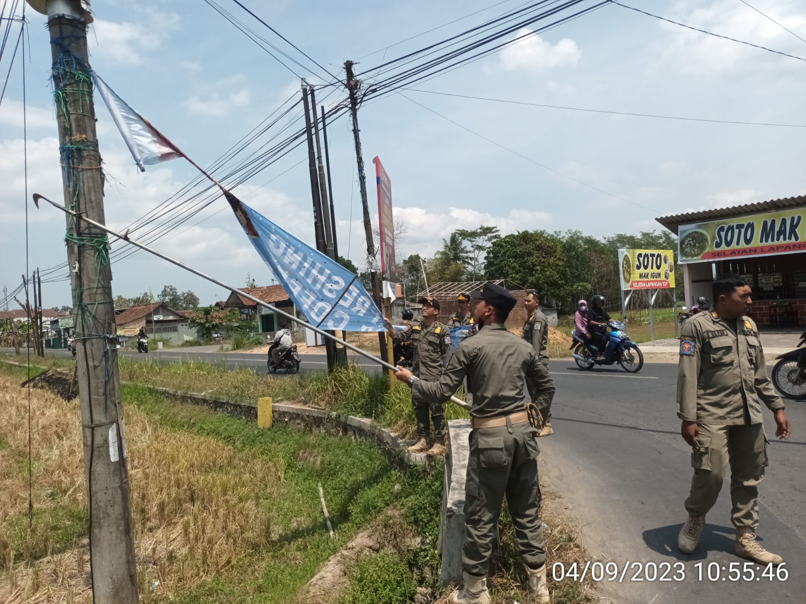 DICOPOT: Petugas Satpol-PP Sleman saat melakukan penertiban spanduk dan reklame ilegal pada Senin (4/9). DOK Satpol PP Sleman