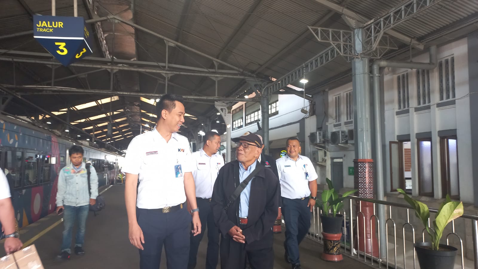 FRONTLINER: EVP Daop 6 Jogjakarta saat melayani penumpang KA di Stasiun Jogjakarta Senin (4/9). (Winda Atika Ira P/Radar Jogja)