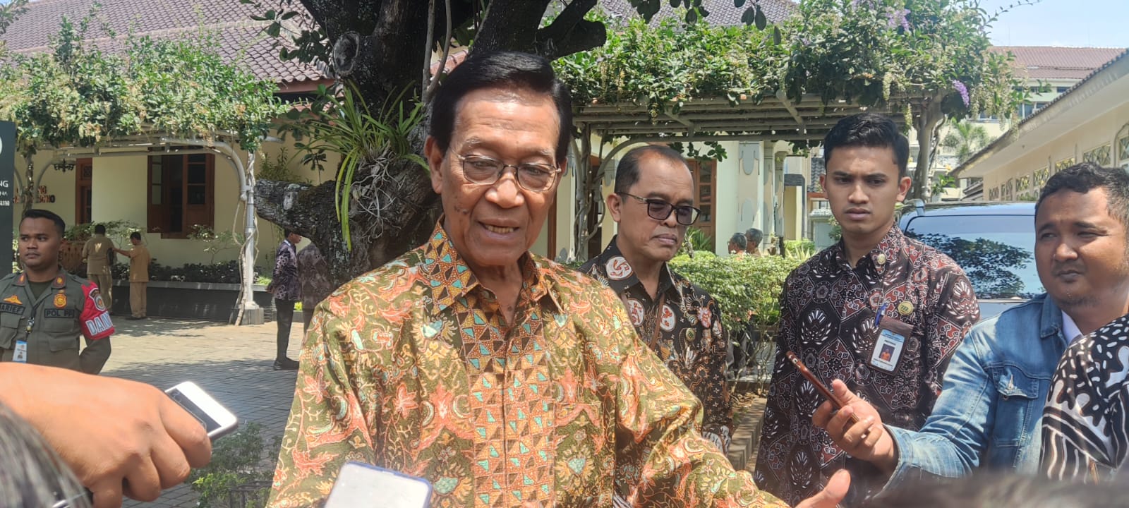 KUDU MLAKU: Gubernur DIY Hamengku Buwono X di kompleks Kepatihan Jogja Senin (4/9). (Istimewa/Radar Jogja)