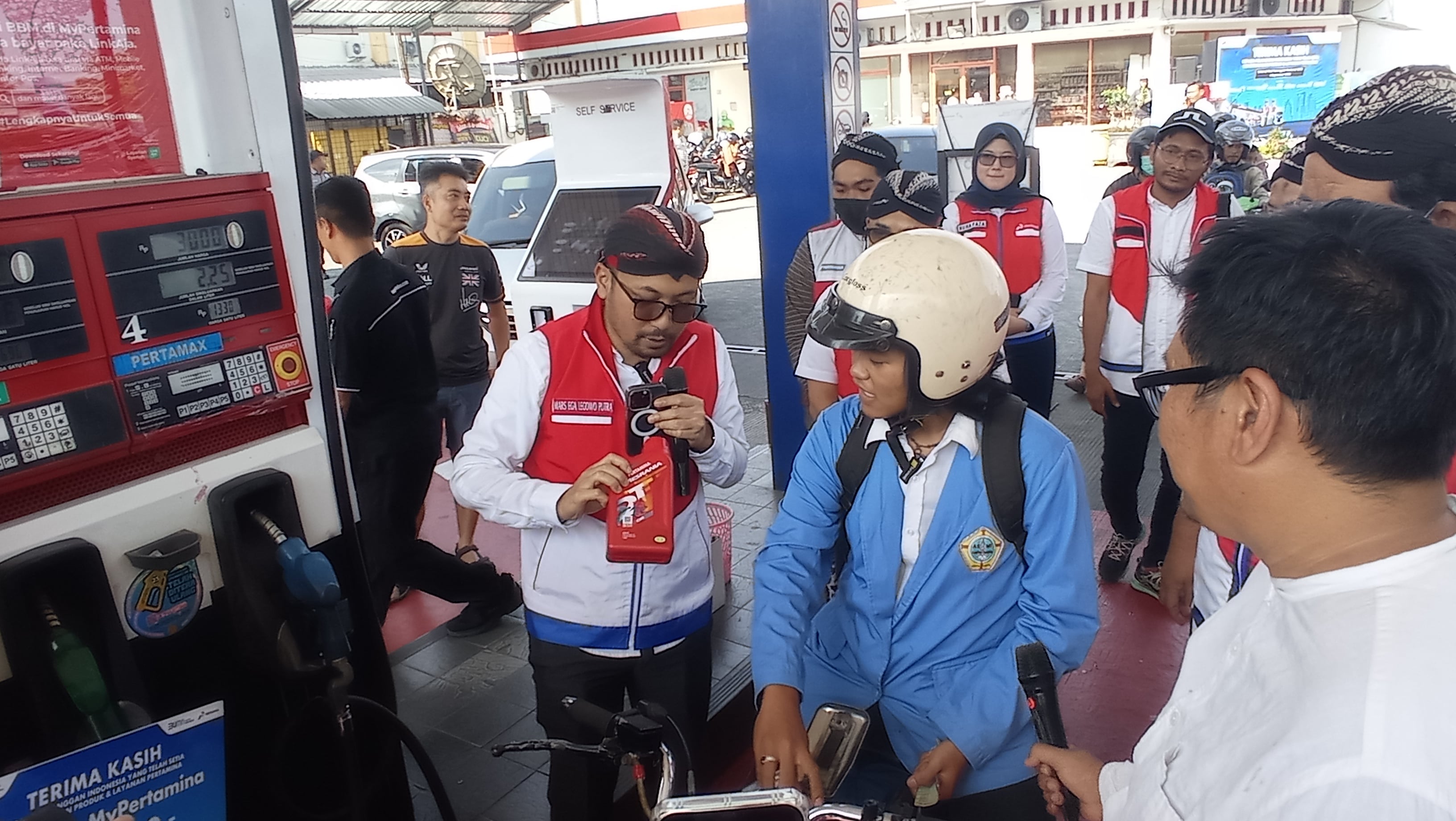 Direktur Pemasaran Regional Pertamina Patra Niaga Mars Ega Legawa Putra berbincang dengan salah satu pemotor pembeli BBM Pertamax