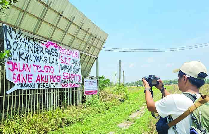 PASANG SPANDUK: Warga Curah Lor memasang beberapa spanduk sebagai bentuk aspirasi karena mereka ingin agar jalan menuju dusun itu diperlebar dan ditinggikan. Namun, spanduk itu tidak bertahan lama dan