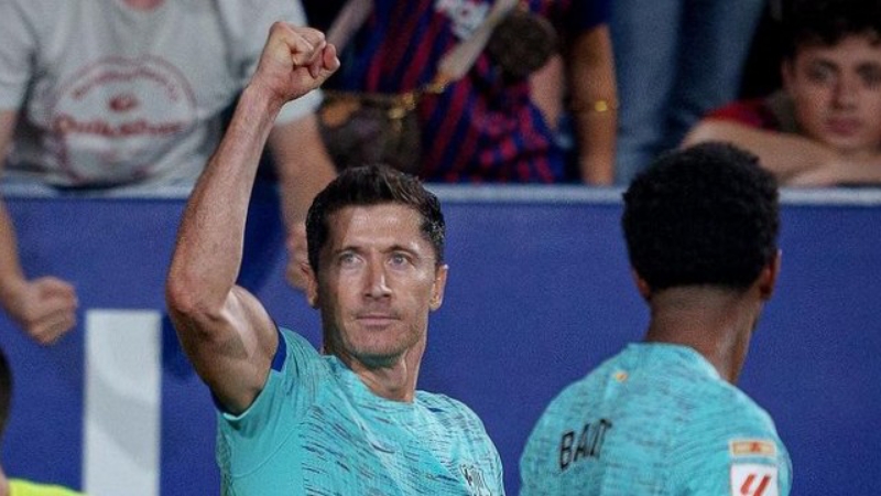 YAKIN: Robert Lewandowski usai mencetak gol ke gawang Osasuna dalam pekan keempat La Liga Spanyol di Stadion El Sadar. (Dok Barcelona)