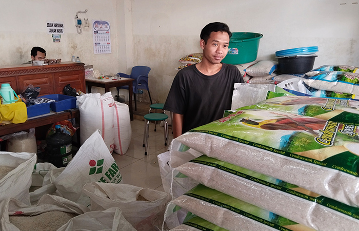 Salah seorang pedagang beras di Pasar Baledono Purworejo, Senin (4/9).