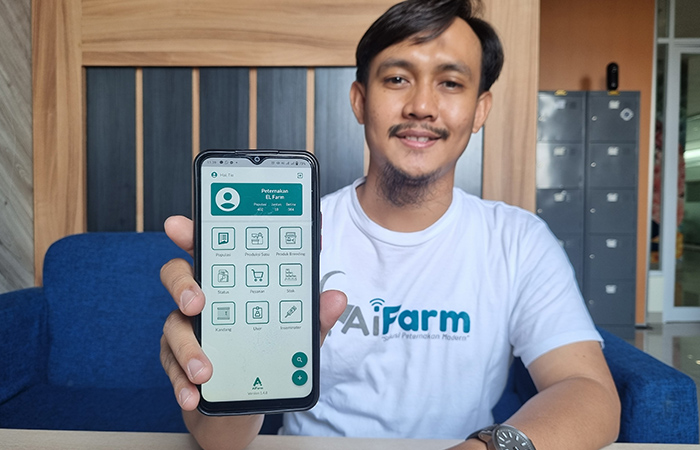 INOVATIF: Co Founder dan CEO Aifarm Muhammad Rizky Pratama saat menunjukkan aplikasi Aifarm yang merupakan layanan manajemen peternakan.&nbsp;