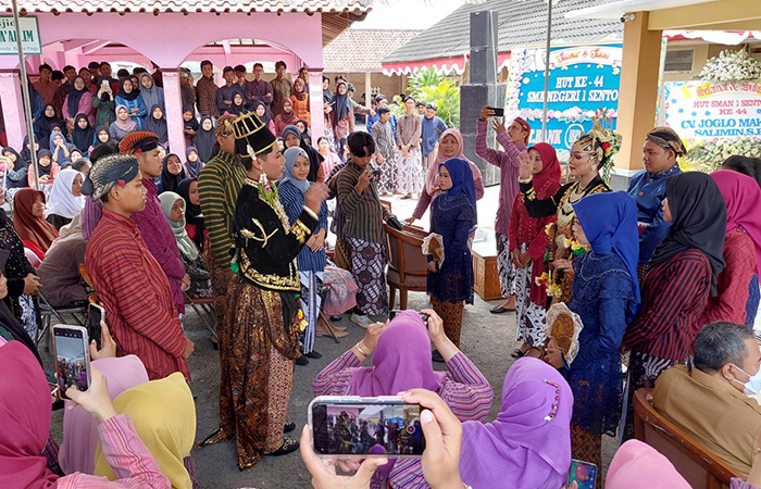 LESTARI: Prosesi temu manten dalam simulasi pernikahan adat Jogja di SMAN 1 Sentolo, kemarin (4/9).