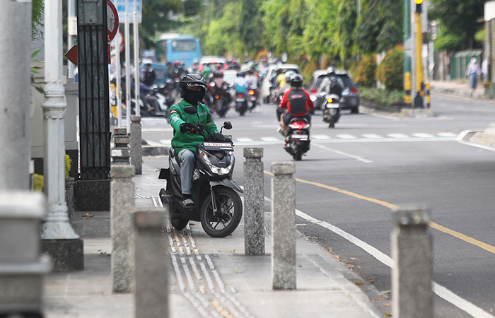 MELANGGAR: Pengendara sepeda motor melintas di atas trotoar dan melawan arah di Jalan Suroto, Kotabaru, Kota Jogja, kemarin (4/9).&nbsp;
