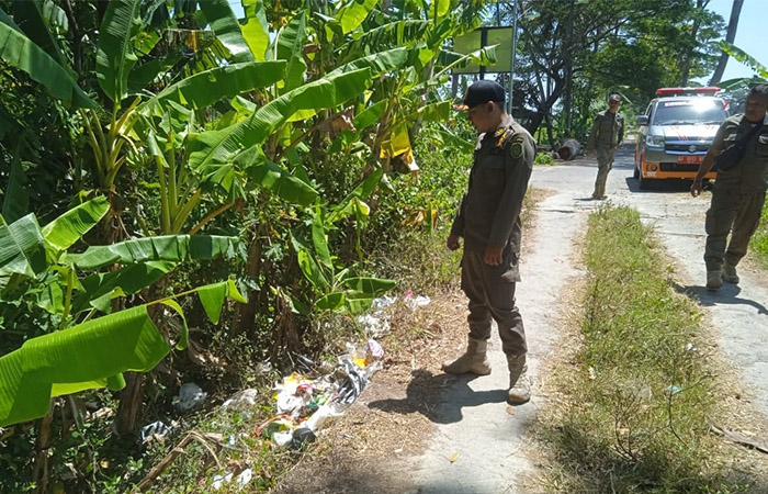 PENGAWASAN: Petugas Satpol PP Bantul saat menemukan lokasi yang dijadikan warga untuk membuang sampah secara ilegal kemarin (4/9).&nbsp;