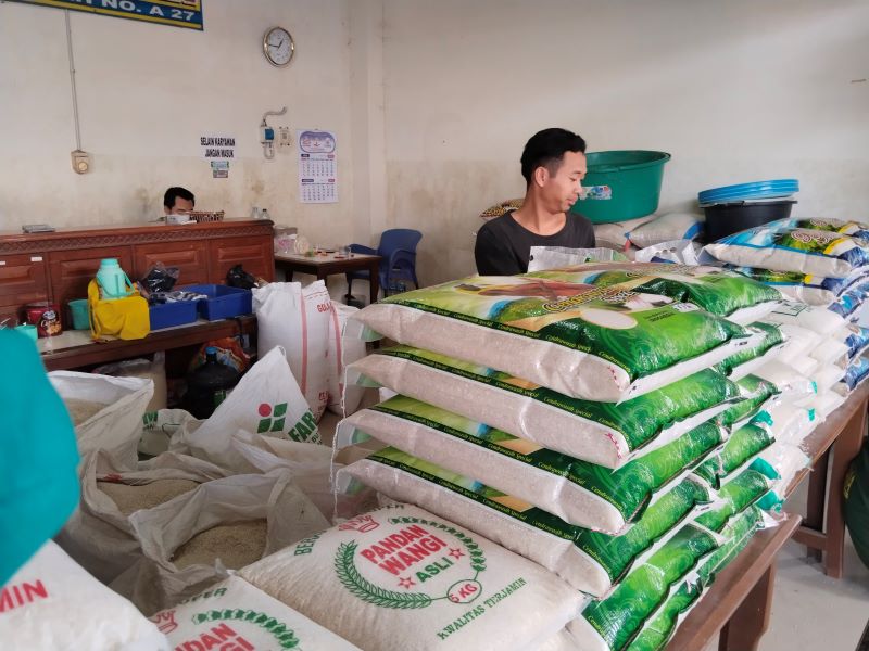 Salah seorang pedagang beras di Pasar Baledono Purworejo, Senin (4/9). JIHAN ARON VAHERA/RADAR PURWOREJO