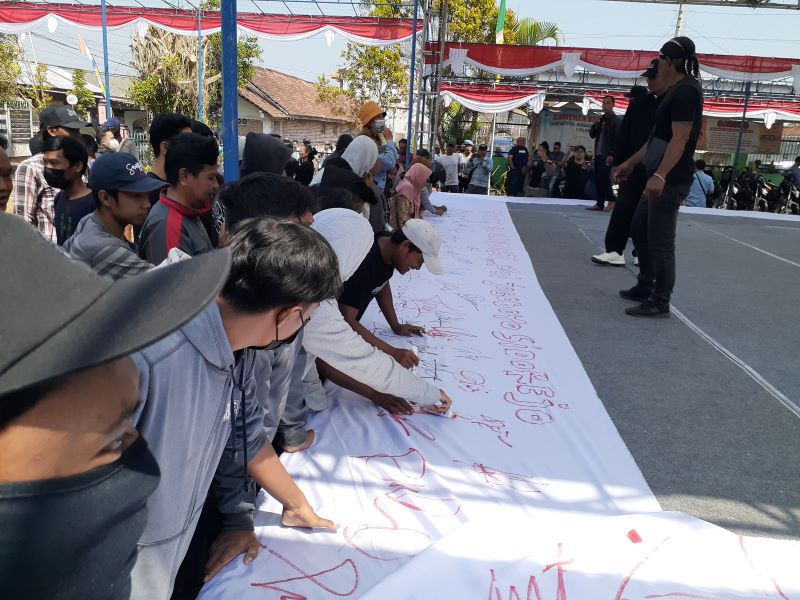 PROTES :&nbsp;Suasana massa saat membuat tanda tangan untuk menuntut jogoboyo kalurahan Sidorejo, Godean, Sleman mundur dari jabatannya. // Iwan Nurwanto