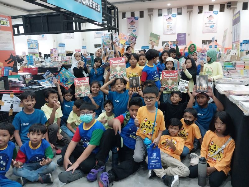 Siswa Budi Mulia Dua Panjen Jogja diajak membeli buku untuk perpustakaan sekolah di acara BBW di JEC / Radar Jogja - Wulan Yanuarwati
