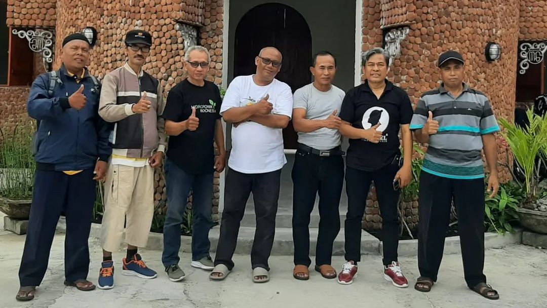 JARINGAN: Rektor ISI Jogjakarta Prof Dr Timbul Raharjo (kedua dari kanan) di Musemuku Gerabah Timbul Raharjo. (Dok Istimewa)