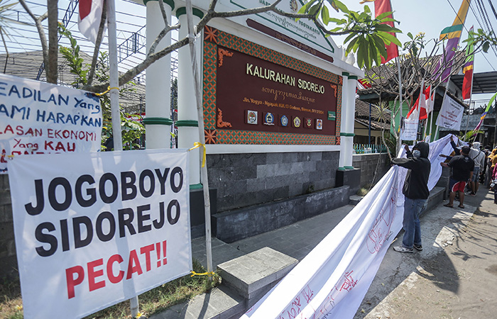 GELAR AKSI: Spanduk yang telah ditandatangani warga yang menuntut jogoboyo Kalurahan Sidorejo, Godean, Sleman mundur dari jabatannya Selasa (5/9/23). ELANG KHARISMA DEWANGGA/RADAR JOGJA