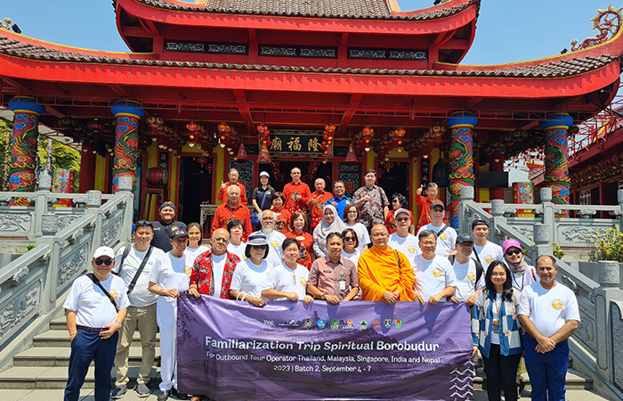 KAGUMI: Para operator tur dari berbagai negara menyambangi TITD Liong Hok Bio, Kota Magelang sebagai bagian dari agenda Famtrip Pilgrim Tour Batch 2, Selasa (5/9/23).Naila Nihayah/Radar Jogja