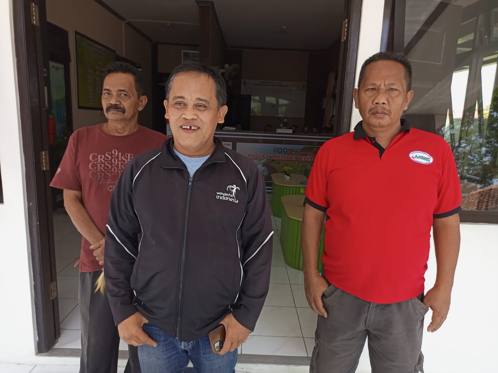 Warga Desa Karangpoh, Kecamatan Pejagoan mendatangi kantor Satpol PP untuk melaporkan dugaan pelanggaran Pilkades. (M HAFIED/RADAR KEBUMEN)