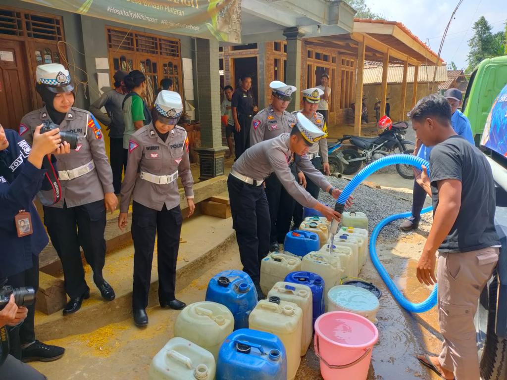 DROPPING AIR: Warga Dusun Butuh, Candirejo, Borobudur mengantre untuk mendapat air bersih yang disalurkan oleh Polresta Magelang, Senin (4/9). (Dok Humas Polresta Magelang)