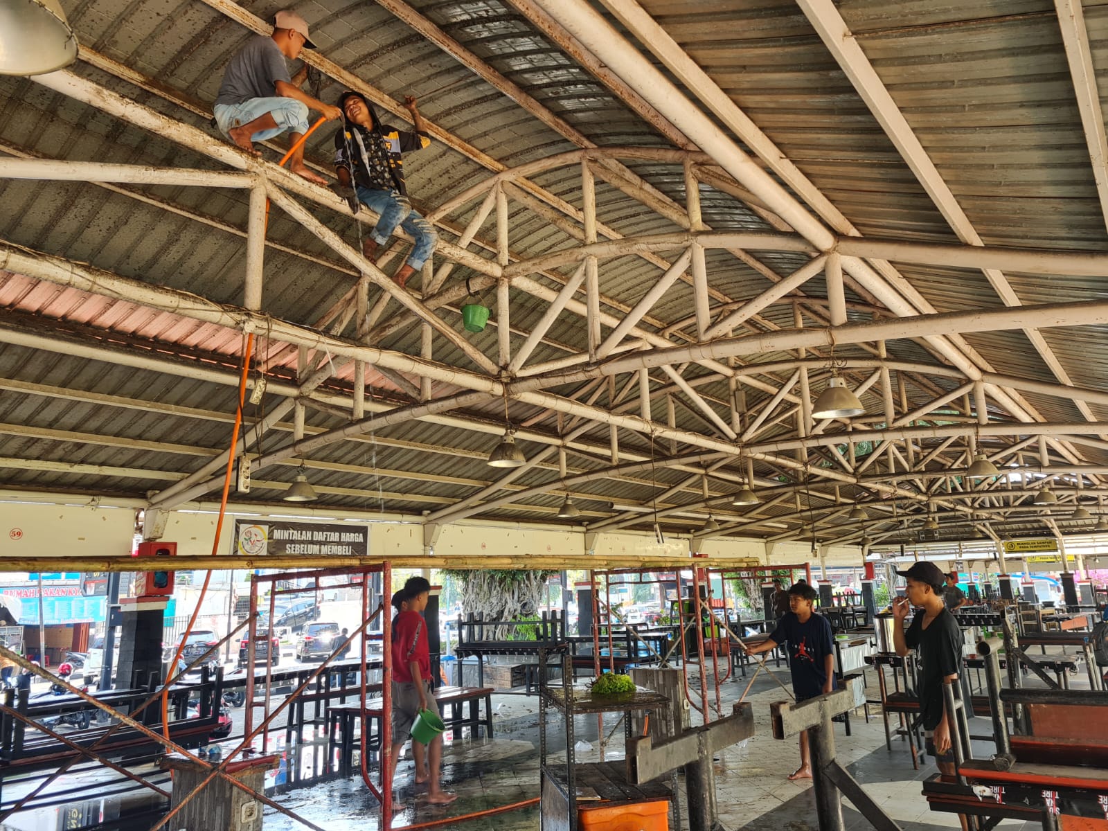 BERSIHKAN: Para pemuda maupun Damkar Kota Magelang tampak membersihkan selter kuliner Tuin Van Java (TVJ) Kota Magelang, Selasa (5/9). (Naila Nihayah/Radar Jogja)