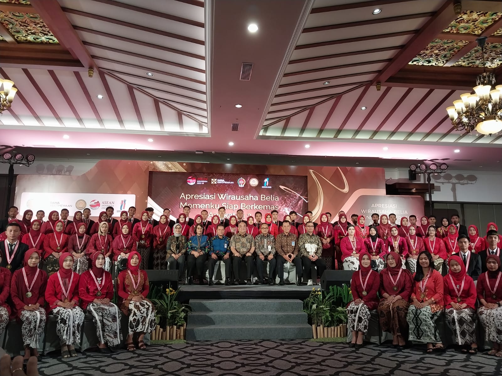 MOMENKU: Apresiasi Wirausaha Belia Momenku Siap Berkemas Angkatan 2 tahun 2023 di Hotel Grand Rohan, Selasa (5/9/2023). (Wulan Yanuarwati/Radar Jogja)