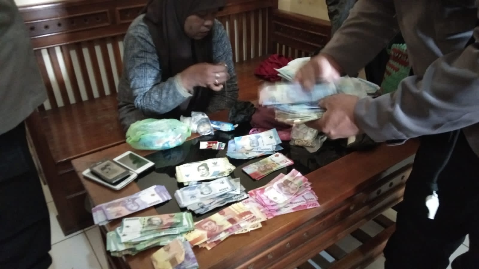 INI LHO: Bukti uang mainan yang diamankan dari seorang perempuan berinisial T warga Semarang di Polsek Semanu (5/9). (Polsek Playen untuk Radar Jogja)