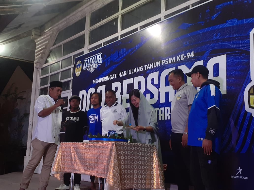 GUYUB BERSAMA: Direktur Utama PSIM Jogja Liana Tasno usai aat potong tumpeng HUT Ke-94 PSIM Jogja di Wisma PSIM Jogja Selasa (5-9)  malam. (RIZKY WAHYU/RADAR JOGJA)