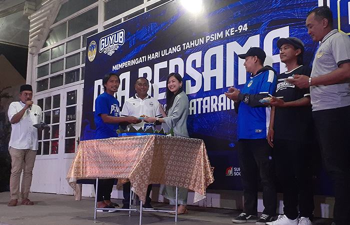 KOMITMEN BERSAMA: Direktur Utama PSIM Jogja, Manajer PSIM Jogja, Kapten Tim PSIM Jogja, dan perwakilan suporter Brajamusti dan The Madent saat prosesi potong tumpeng HUT ke-94 PSIM Jogja di Wisma PSIM