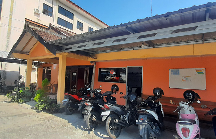 GAJI MOLOR: Suasana Kantor Bawaslu Gunungkidul, kemarin (5/9). Sudah tiga bulan ini anggota panwascam (panitia pengawas pemilu kecamatan) di Kabupaten Gunungkidul belum gajian.