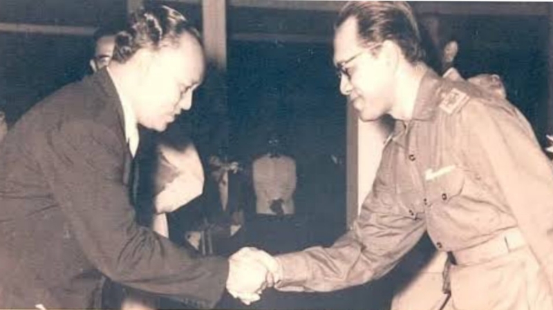 SALING HORMAT: Sri Sultan Hamengku Buwono IX dan Paku Alam VIII. (Dok Istimewa/dpad.jogjaprov)