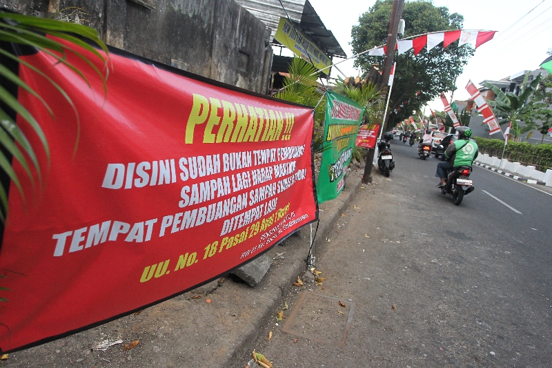 DILARANG: Spanduk larangan membuang sampah sembarangan. (Guntur Aga Tirtana/Radar Jogja)