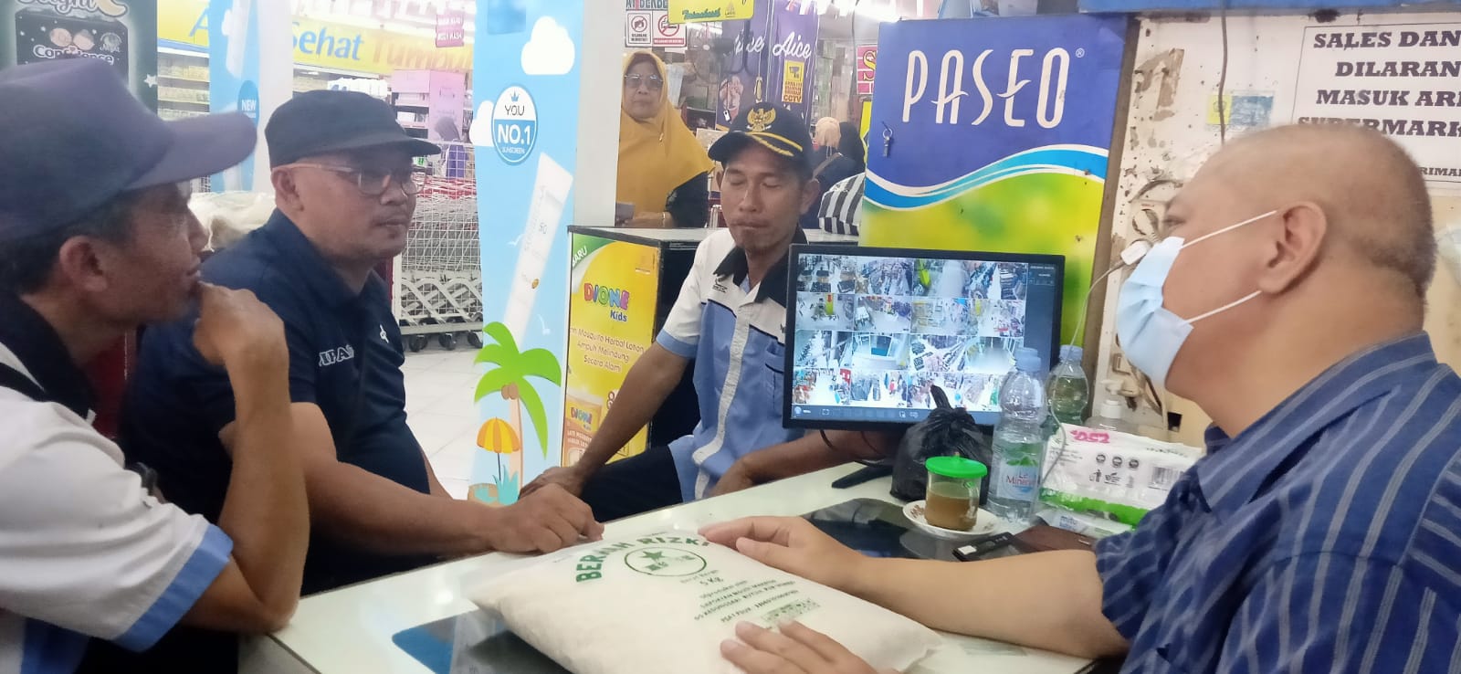 DAMPINGI: Gapoktan bersama pihak swalayan laris usai penandatanganan purchase order (PO) pada Jumat (1/9) lalu. (Dok DKPP Purworejo)