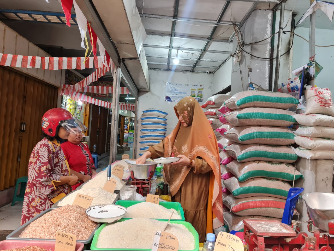 LAYANI PEMBELI: Meski harganya naik, namun para pembeli tetap membeli beras karena merupakan kebutuhan pokok yang wajib dipenuhi. (Naila Nihayah/Radar Jogja)