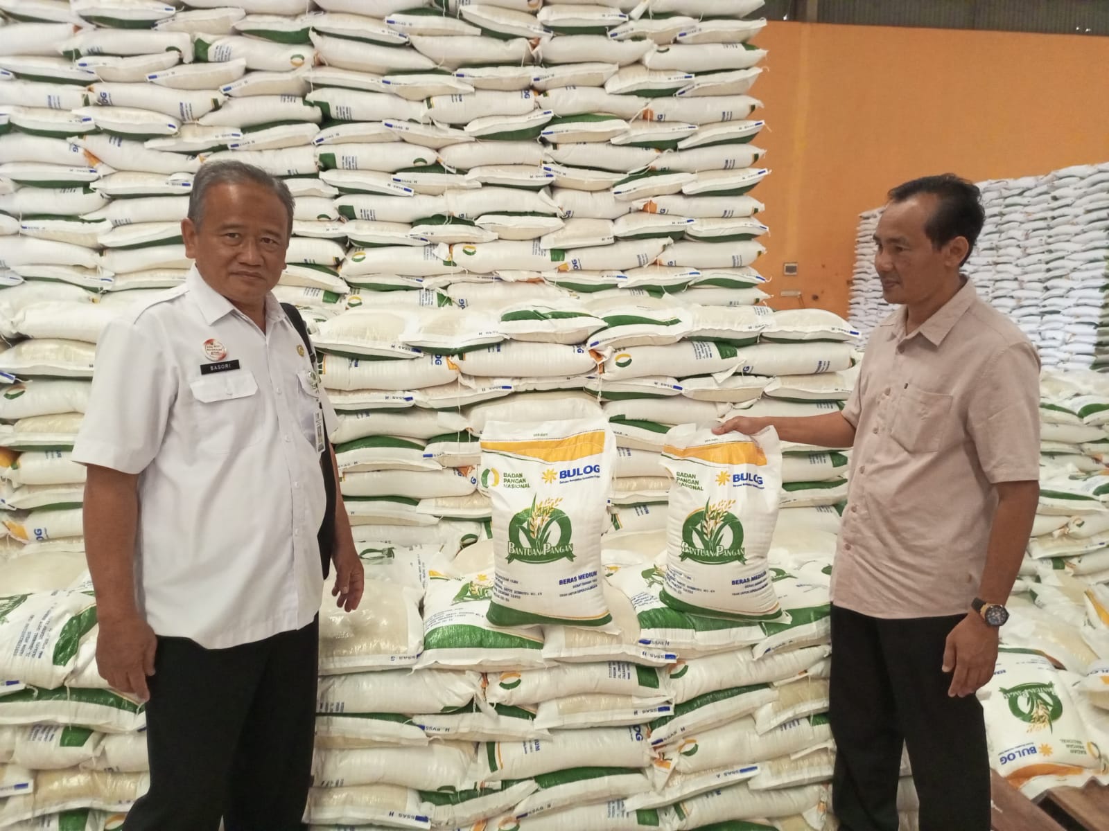 SIAP KIRIM: Kepala Gudang Bulog Kebumen Sidik Sugiharto menunjukan paket beras bantuan sosial (bansos) yang siap didistribusikan kepada penerima manfaat. (M  HAFIED/RADAR KEBUMEN)