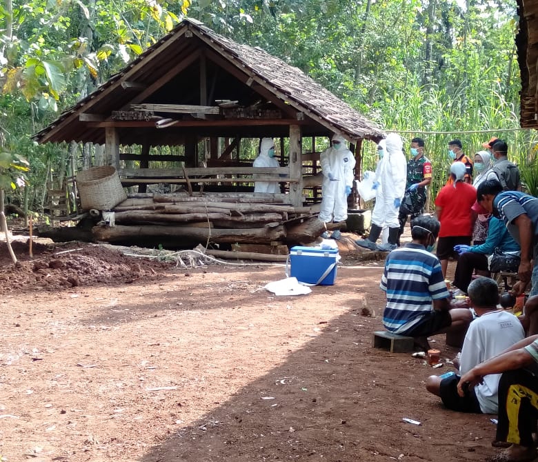 PENGAMATAN: Petugas melakukan pemeriksaan hewan ternak yang mati disalah satu wilayah kapanewon di Gunungkidul. (Dok Radar Jogja)