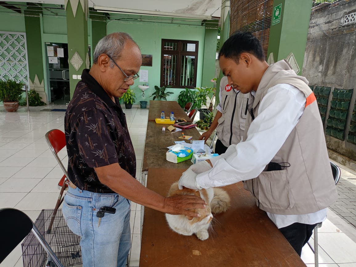 BEBAS: Petugas sedang memberikan vaksin rabies di Kota Jogja Rabu (7/6/8). (Annisa Alfi Karin/Radar Jogja)