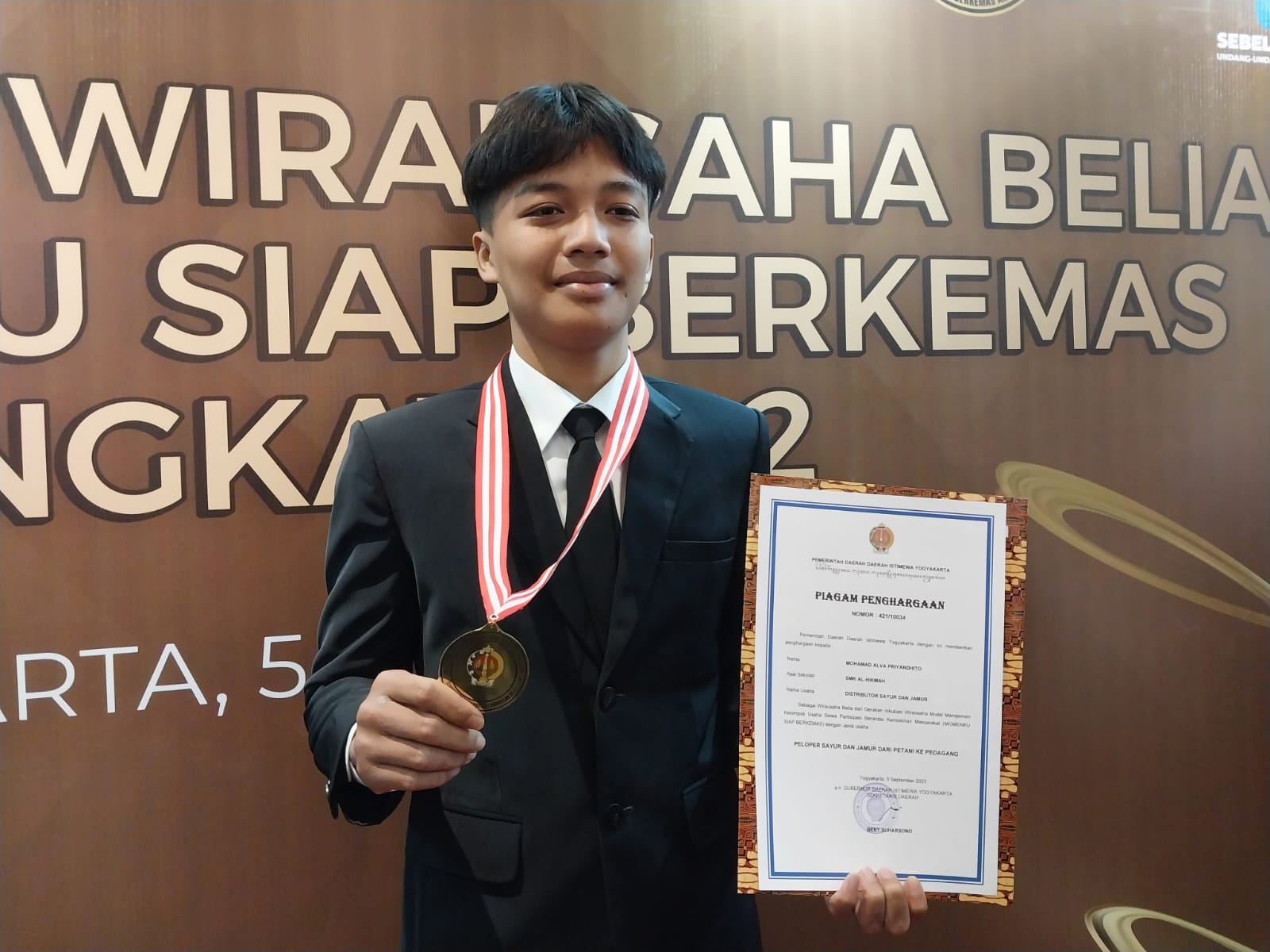 INOVATIF: Mohamad Alva Priyandhito mendapatkan Apresiasi Wirausaha Belia Momenku Siap Berkemas Angkatan 2 tahun 2023 di Hotel Grand Rohan, Selasa (5/9/2023). (Wulan Yanuarwati/Radar Jogja)