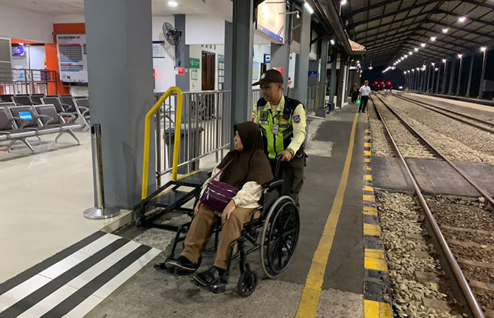 MELAYANI: Pelayanan penumpang disabilitas di Stasiun Wates Kulon Progo.ISTIMEWA