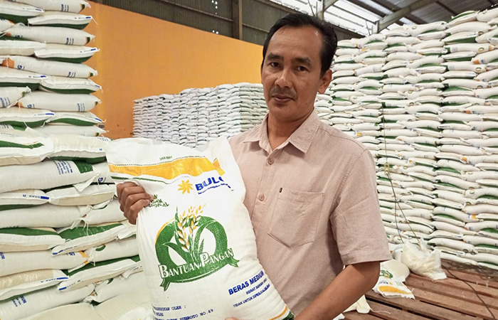 SIAP KIRIM: Kepala Gudang Bulog Kebumen Sidik Sugiharto menunjukan paket beras bantuan sosial (bansos) yang siap didistribusikan kepada penerima manfaat.M Hafied/Radar Kebumen