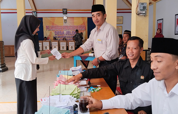 KONDUSIF: Suasana pemungutan suara di Desa Jelok Kaligesing, salah seorang warga menerima surat suara dari panitia Rabu (6/9/23).JIHAN ARON VAHERA/RADAR PURWOREJO&nbsp;