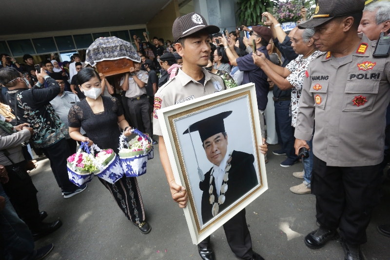 IKHLAS: Prosesi pemakaman Rektor ISI Jogja Prof Timbul Raharjo. (Elang Kharisma Dewangga/Radar Jogja)