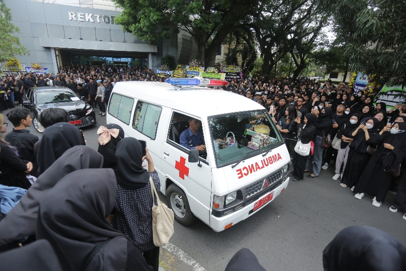 ANDAL: Penghormatan terakhir Rektor Institut Seni Indonesia (ISI) Jogjakarta Prof Timbul Raharjo di Gedung Rektorat ISI Jogjakarta Rabu (6/9). (ELANG KHARISMA DEWANGGA/RADAR JOGJA)